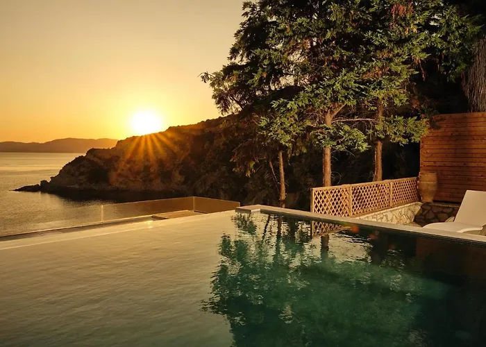 Azzure Vista Seafront Villa *
