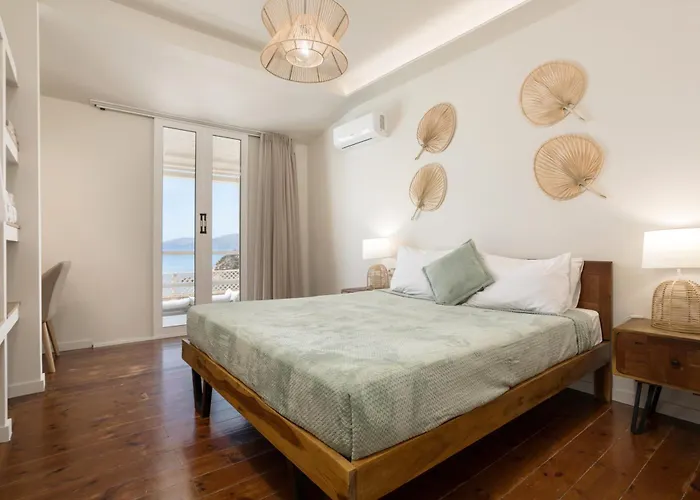 Azzure Vista Seafront Villa *